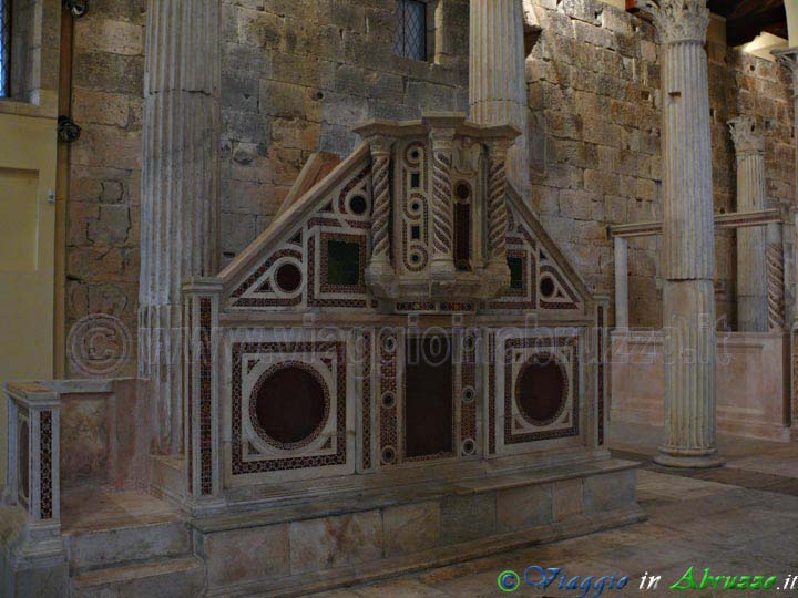 06_P1040232+.jpg - 06_P1040232+.jpg - La stupenda chiesa di S. Pietro d'Albe (XII sec.), nell'antichissima   frazione di Alba Fucens.